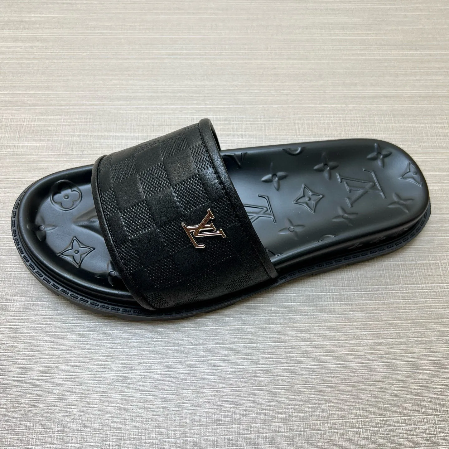 P270🏆Louis Vuitton 🏆[Louis Vuitton] Spring/Summer 2025 [Men's Flip Flops] 🎯🎯As an active family in the fashion industry ⭐ Lv is characterized by bold innovation ⚡Create this casual business style for Chinese fashionable men ✨The fabric is made of imported high-grade cowhide 🔥 Clean and neat ⚡Fashionable and elegant🌹Breathable, sweat-absorbent and deodorant👈So luxurious, high-end and domineering. 👍Must be sold if you repost the picture. Number of yards: 38--46. Color: 🎉 For large quantities. Welcome to repost.